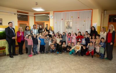 Ђурђевић Стаменковски на Савиндан са децом из Топличког округа